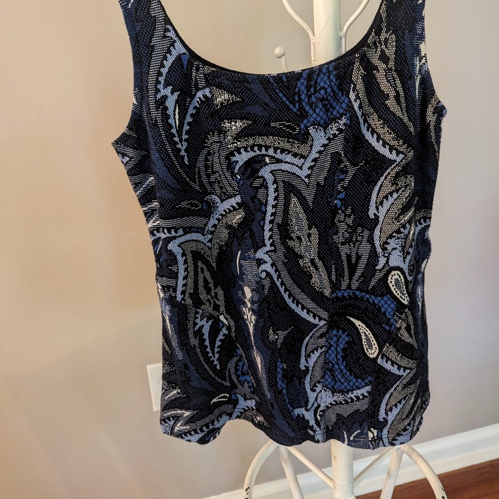 White House Black Market scoop neck blue patterned tank--- Size XS